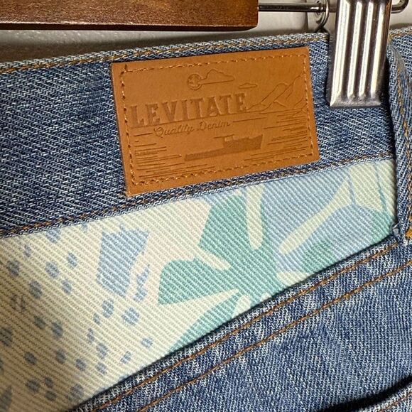 NWOT Levitate Distressed Denim Shorts Blue Floral Patchwork‎ Accents Size 25 - Picture 6 of 9